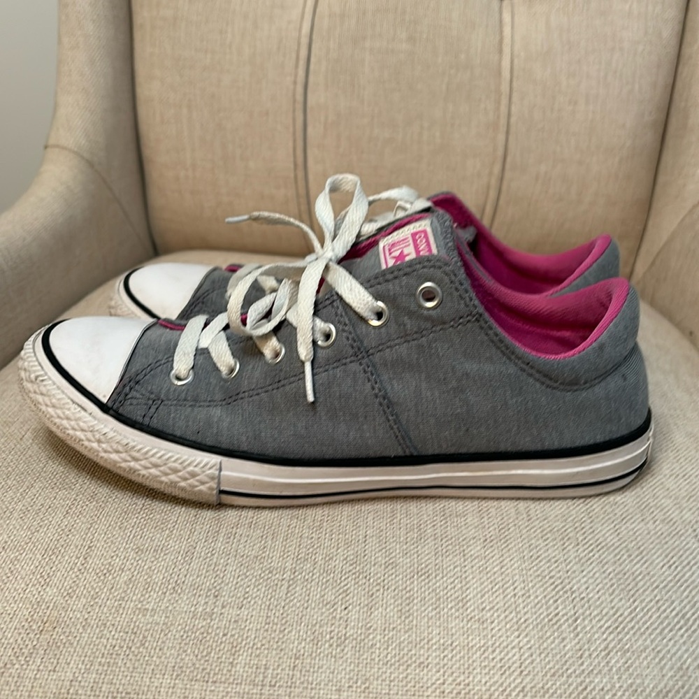 Gray / pink Converse